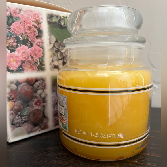 Yankee Christmas Cookie 14.5 oz Candle - Picture 2 of 5